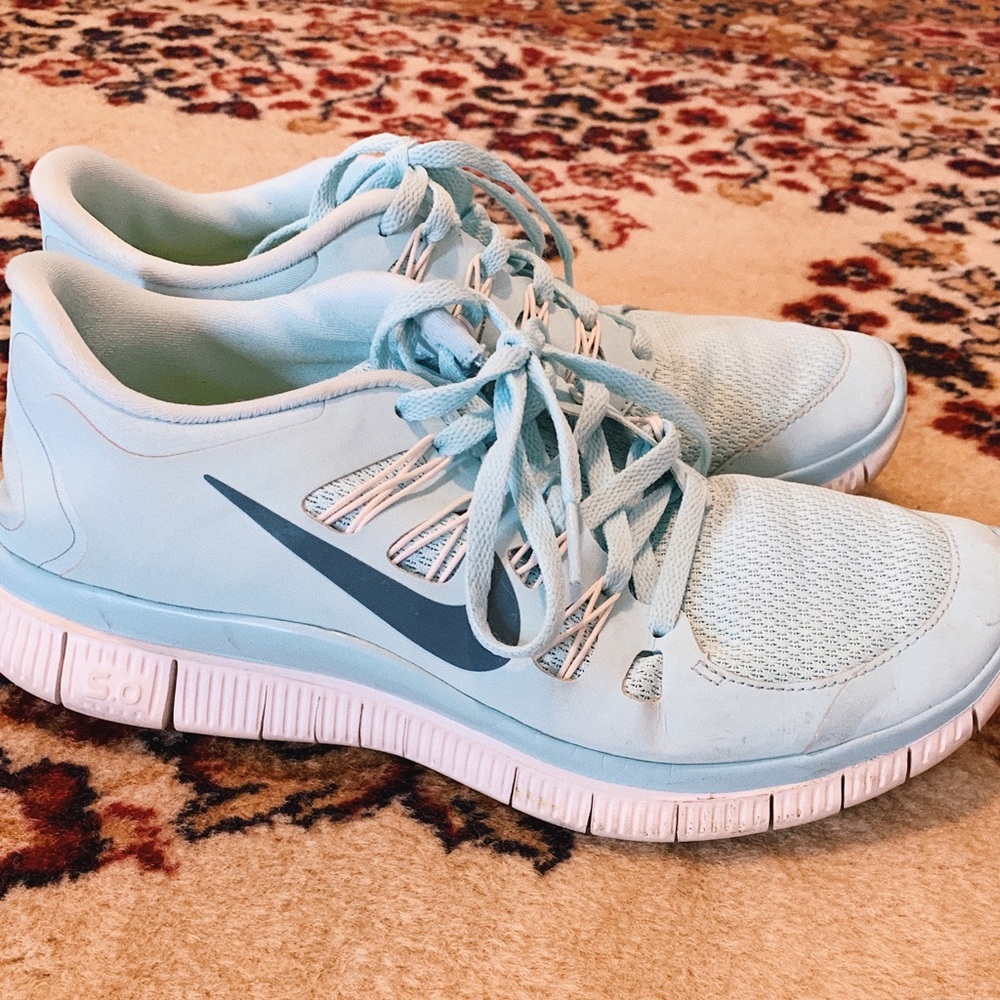 NIKE FREE RUNS